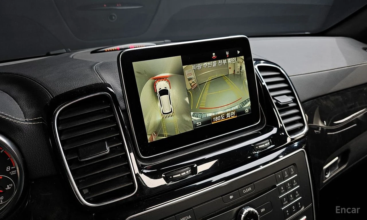 Mercedes-Benz GLE 63 AMG 4MATIC* HARMAN KARDON* DISTRONIC* 360* TV* PANO* , снимка 12 - Автомобили и джипове - 55047343