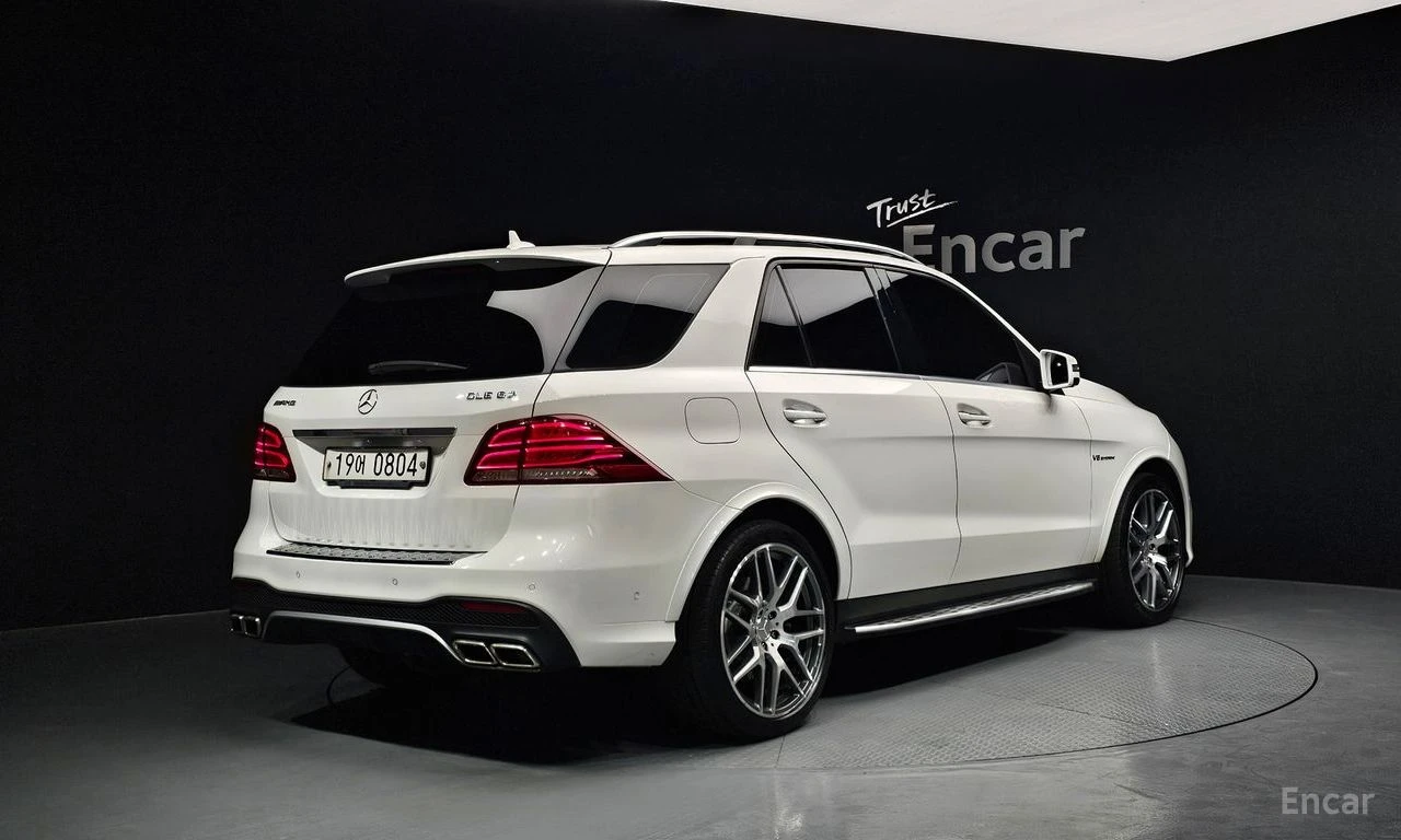 Mercedes-Benz GLE 63 AMG 4MATIC* HARMAN KARDON* DISTRONIC* 360* TV* PANO* , снимка 3 - Автомобили и джипове - 55047343