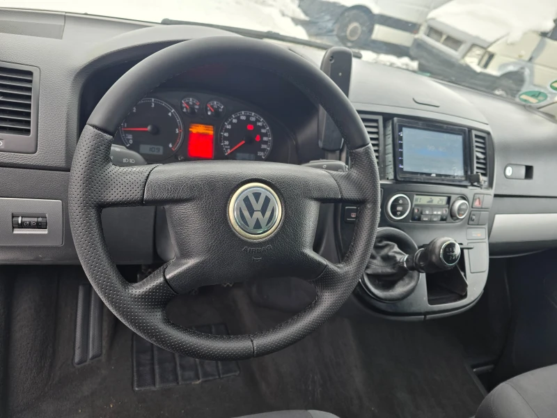 VW Multivan 2.5 174 коня, снимка 15 - Бусове и автобуси - 48674744