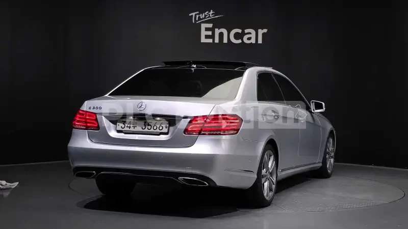 Mercedes-Benz E 300 КАМЕРА| ПОДГРЕВ| ВКЛЮЧЕН ТЕХНОТЕСТ, снимка 3 - Автомобили и джипове - 54372554
