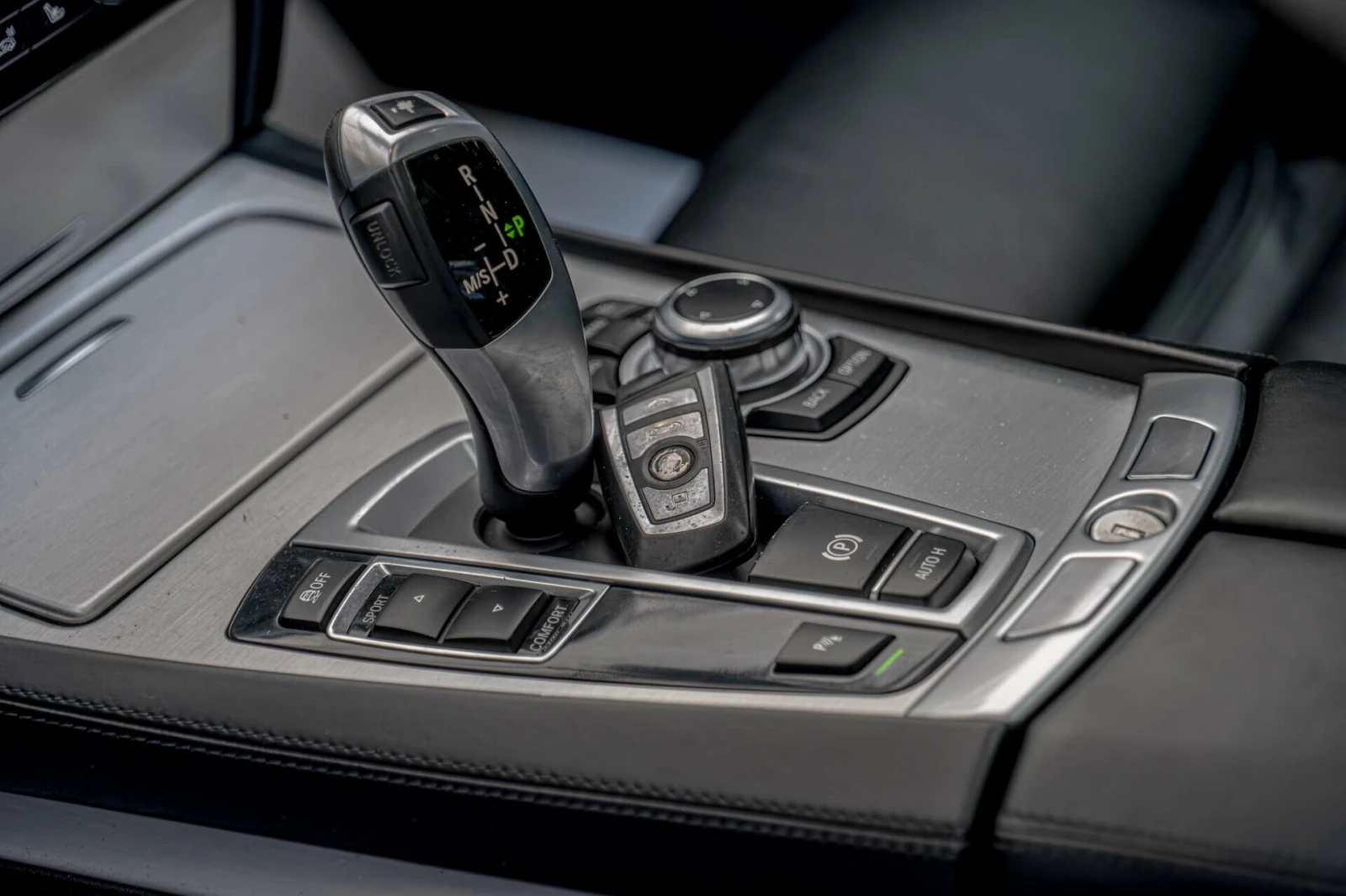 BMW 730 М Packet/Дистроник/Вакум/Камера/Обдухване/HuD/Пътн, снимка 12 - Автомобили и джипове - 53785953