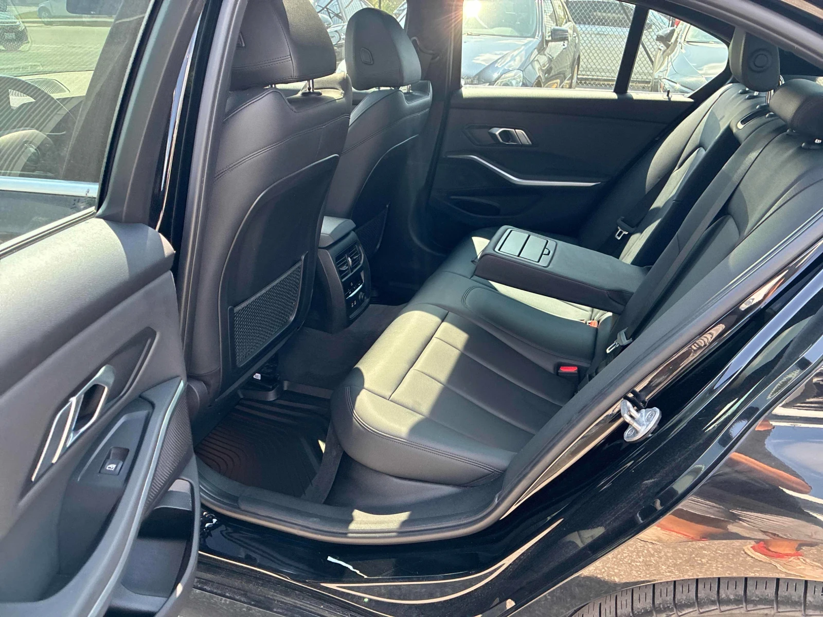 BMW 330 ДВА КЛЮЧА* ПОДГРЕВ* KEYLESS* CARFAX , снимка 9 - Автомобили и джипове - 55244026