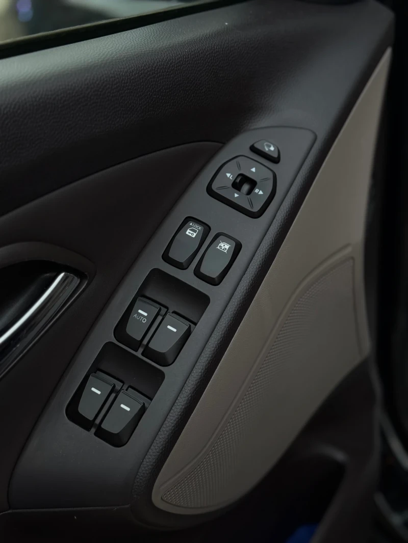 Hyundai IX35 Автоматик 2цветен кафяв салон 4х4 KEY LESS GO, снимка 9 - Автомобили и джипове - 53128544