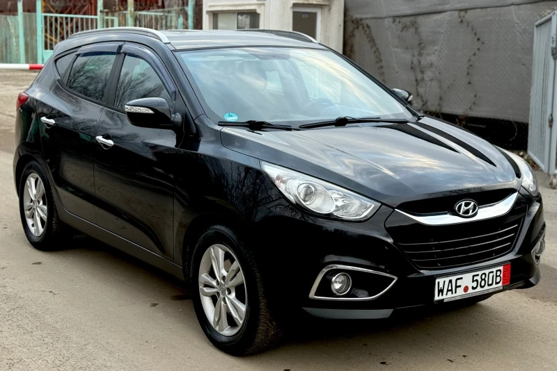 Hyundai IX35 Автоматик 2цветен кафяв салон 4х4 KEY LESS GO, снимка 2 - Автомобили и джипове - 53128544
