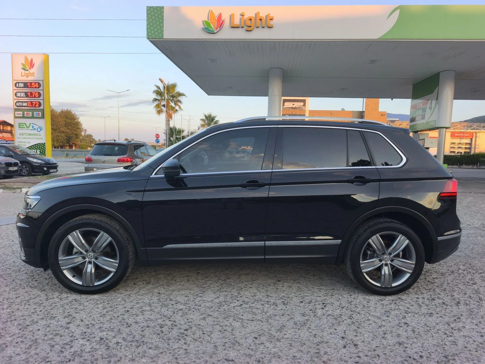 VW Tiguan 2.0TDI HIGH LINE FULL SERVICE NEW !!!, снимка 6 - Автомобили и джипове - 55730166