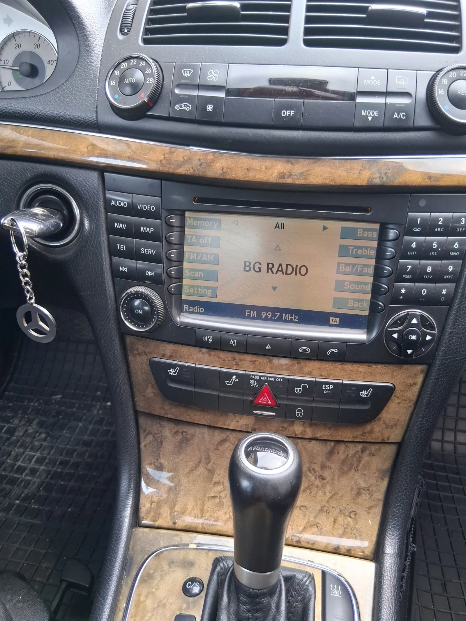 Mercedes-Benz E 220, снимка 10 - Автомобили и джипове - 55477266