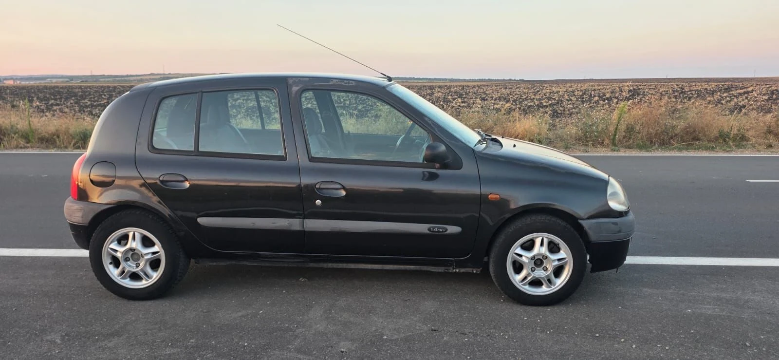 Renault Clio 1.4 16v, снимка 5 - Автомобили и джипове - 55648007