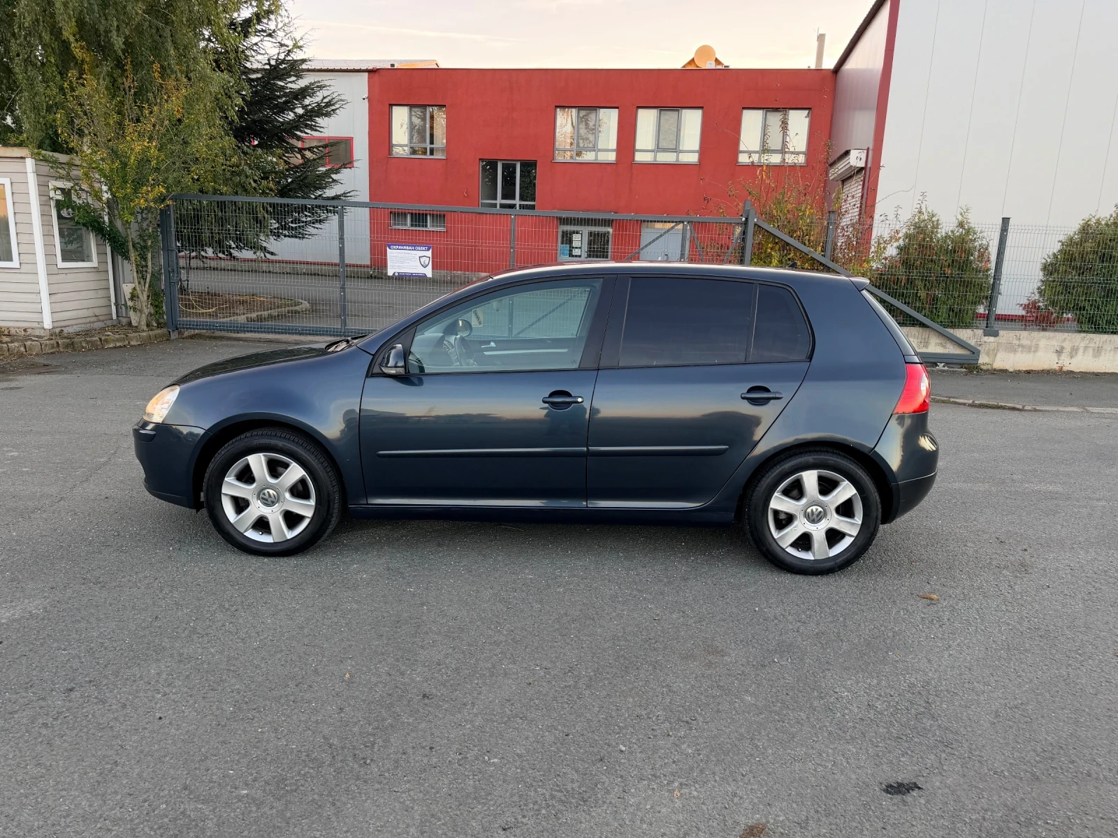 VW Golf 1.6-Бензин 2007г, снимка 2 - Автомобили и джипове - 56642695