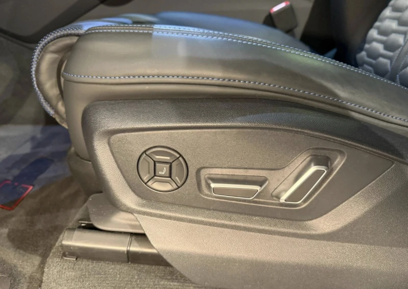 Audi RSQ8 Performance/Ceramic/V280/360/Масаж/Laser/23, снимка 10 - Автомобили и джипове - 52914467