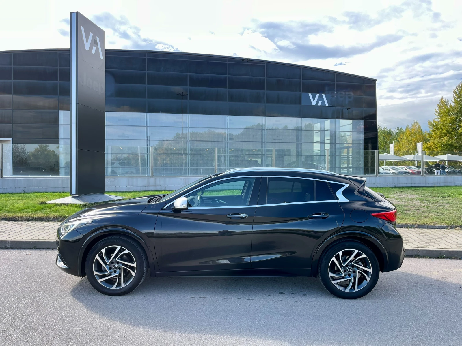 Infiniti Q30 1.6 LUXE CITY BLACK - изображение 7