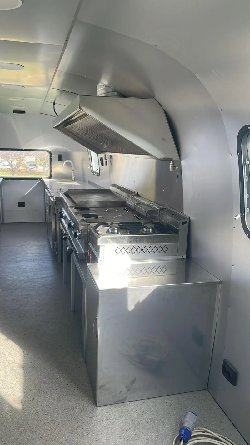 Каравана Други Airstram , снимка 11 - Каравани и кемпери - 52455156