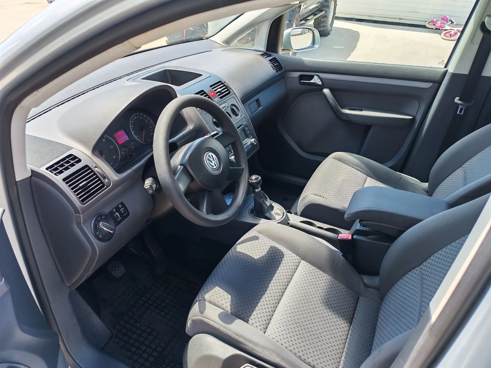 VW Touran 1.9 климатик, снимка 15 - Автомобили и джипове - 55024951