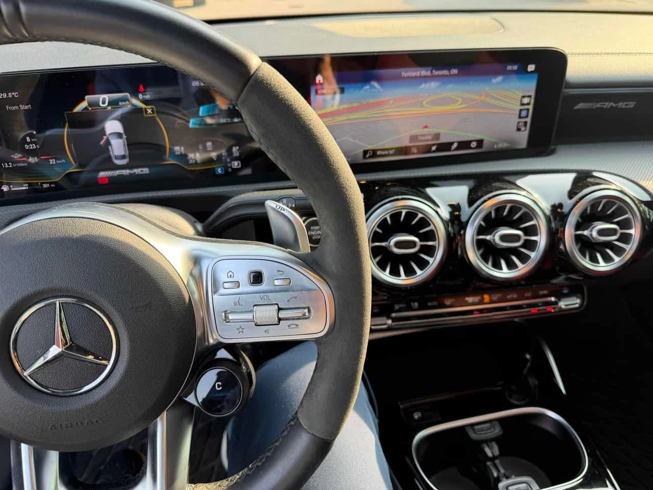 Mercedes-Benz A 35 * AMG * CARFAX * ОПЦИЯ ЗА ФИНАНСИРАНЕ, снимка 9 - Автомобили и джипове - 55645349