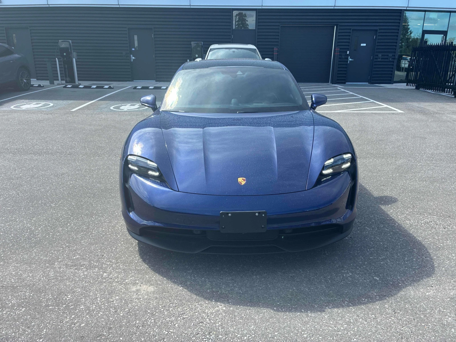 Porsche Taycan 4S | CARFAX | ГЛАВНО ПРЕДСТАВИТЕЛСТВО НА PORSCHE, снимка 2 - Автомобили и джипове - 56137116