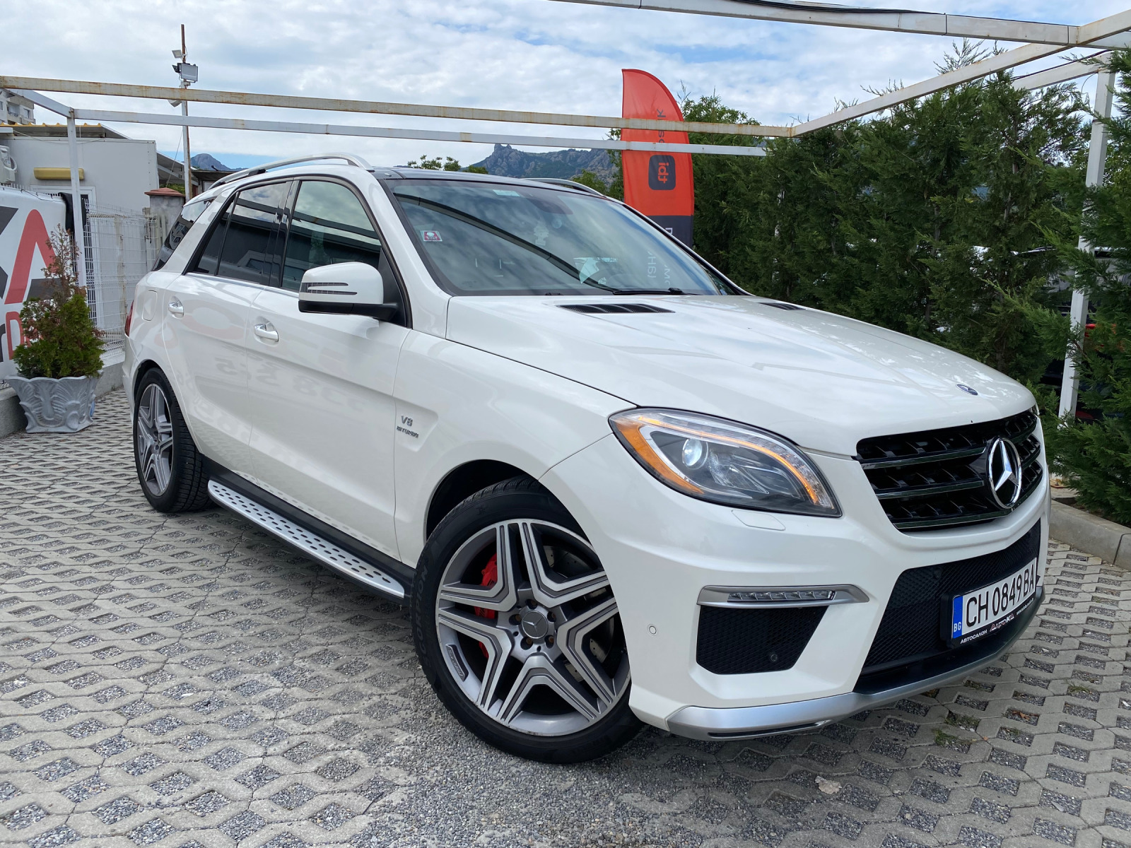 Mercedes-Benz ML 63 AMG 5.5i-525кс= DESIGNO= HARMAN= ОБДУХВАНЕ= KEYLESS - изображение 3