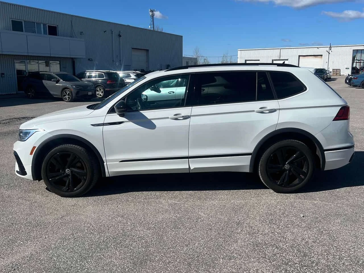 VW Tiguan Comfortline R Line Black Edition/ПАНОРАМА, снимка 3 - Автомобили и джипове - 54508806