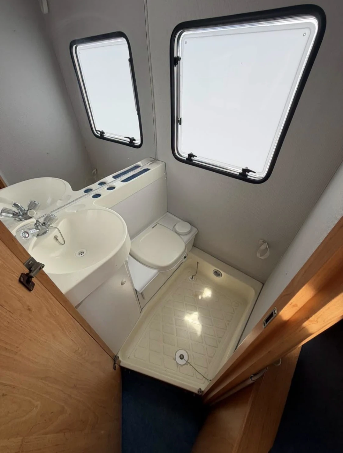 Кемпер Knaus Giat Ducato 2500 , снимка 10 - Каравани и кемпери - 55140170
