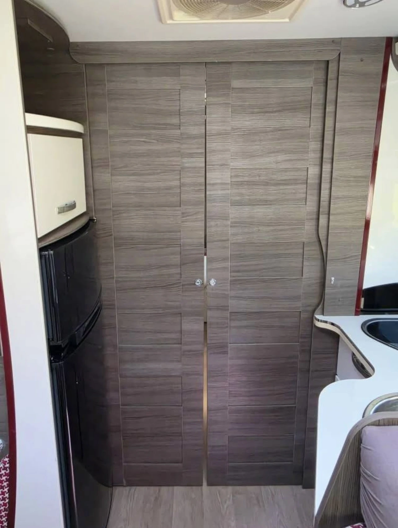 Кемпер McLouis Nevis, снимка 11 - Каравани и кемпери - 55671152