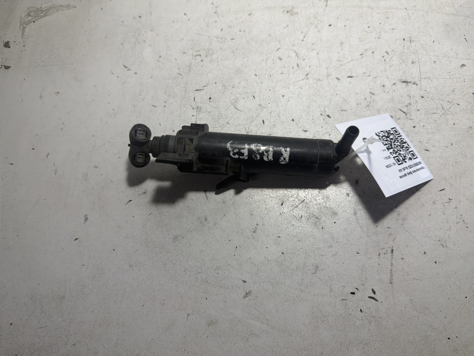 пръскалка фар дясна 8K0955102D Audi A4
