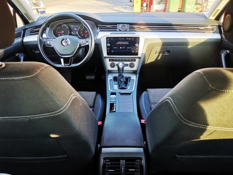 VW Passat 2.0 TDI /НАПЪЛНО ОБСЛУЖЕН/ Comf. Navi Kam AHK ACC, снимка 6 - Автомобили и джипове - 47731043