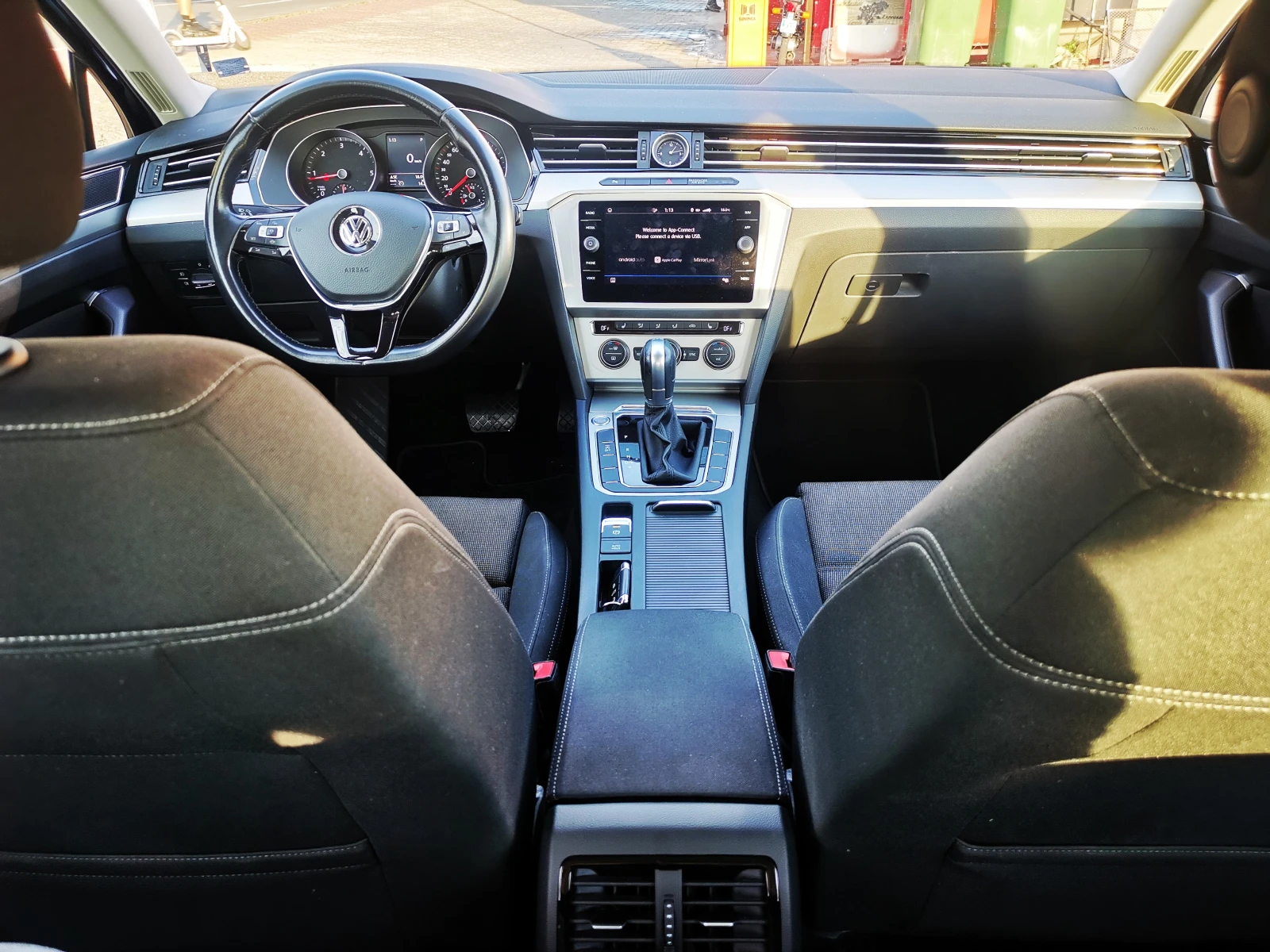 VW Passat 2.0 TDI /НАПЪЛНО ОБСЛУЖЕН/ Comf. Navi Kam AHK ACC - изображение 6