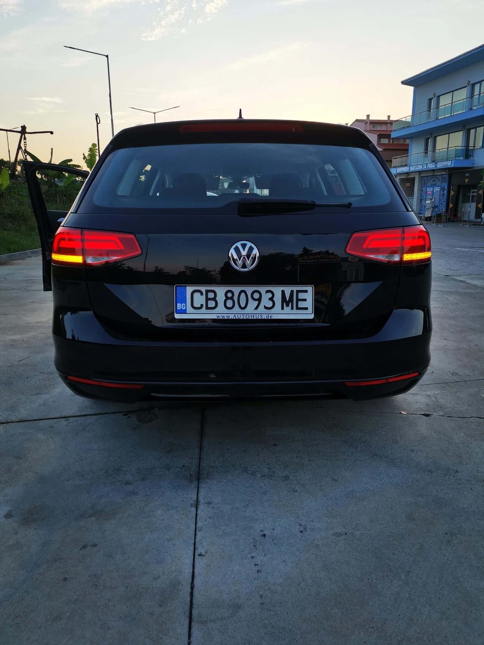 VW Passat 2.0 TDI /НАПЪЛНО ОБСЛУЖЕН/ Comf. Navi Kam AHK ACC - изображение 3