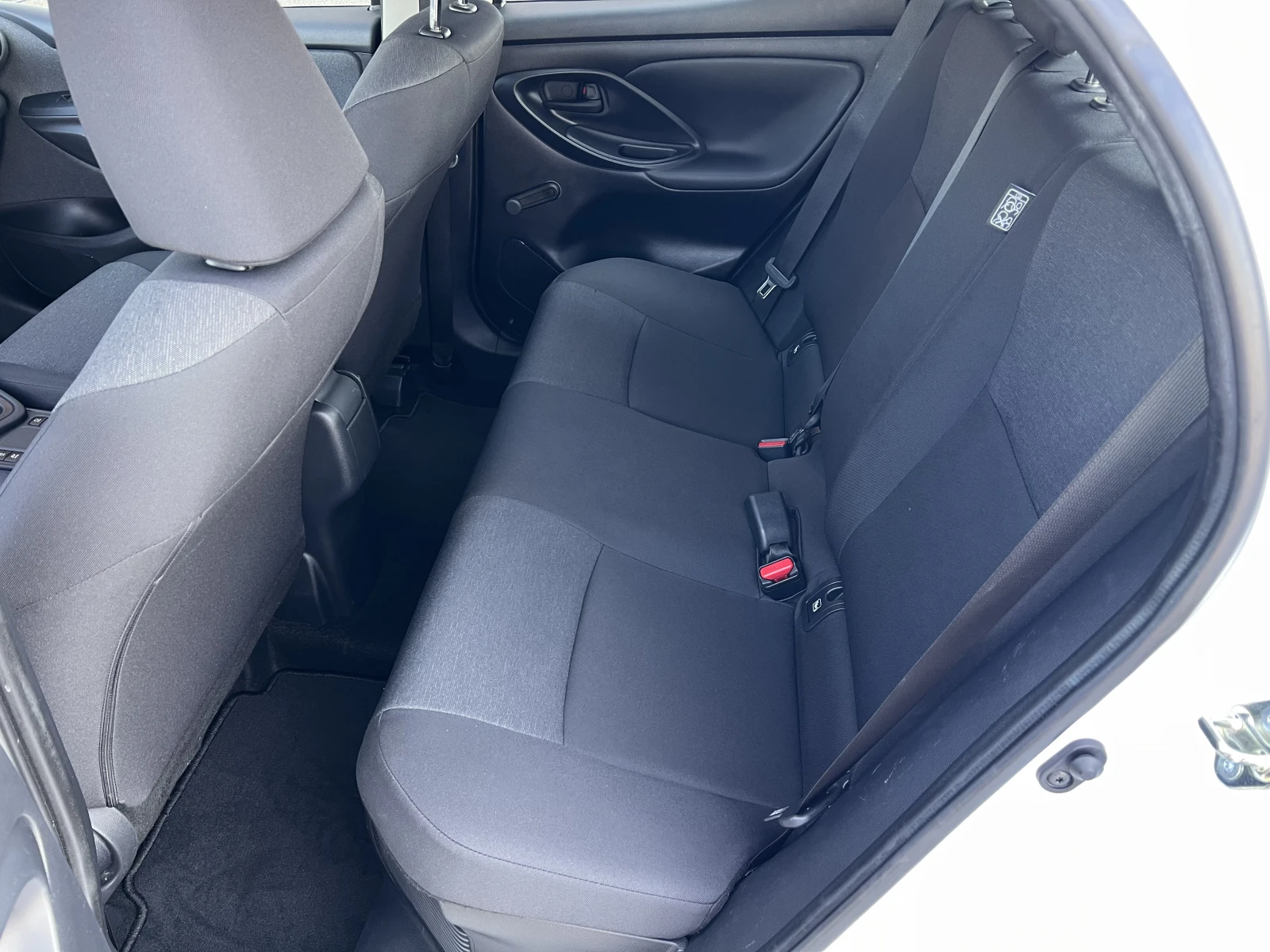 Toyota Yaris LIGHT/HYBRID/1.5vvt-i/115K.C./Е-CVT AT - изображение 10