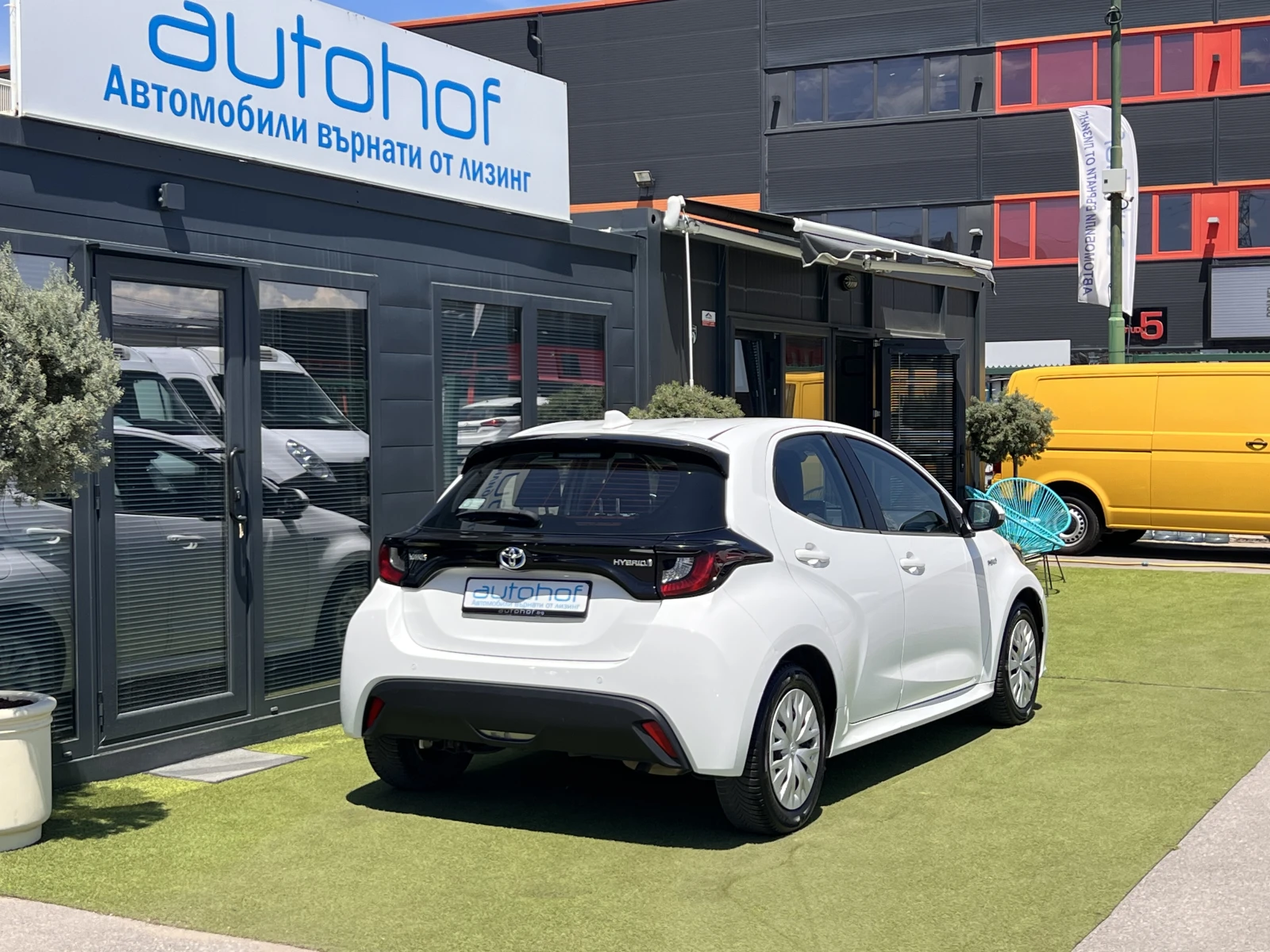 Toyota Yaris LIGHT/HYBRID/1.5vvt-i/115K.C./Е-CVT AT - изображение 4