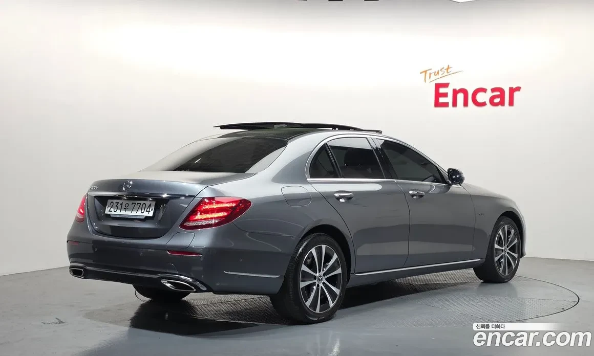 Mercedes-Benz E 300 * BURMESTER * HEAD-UP * 360, снимка 2 - Автомобили и джипове - 54370937