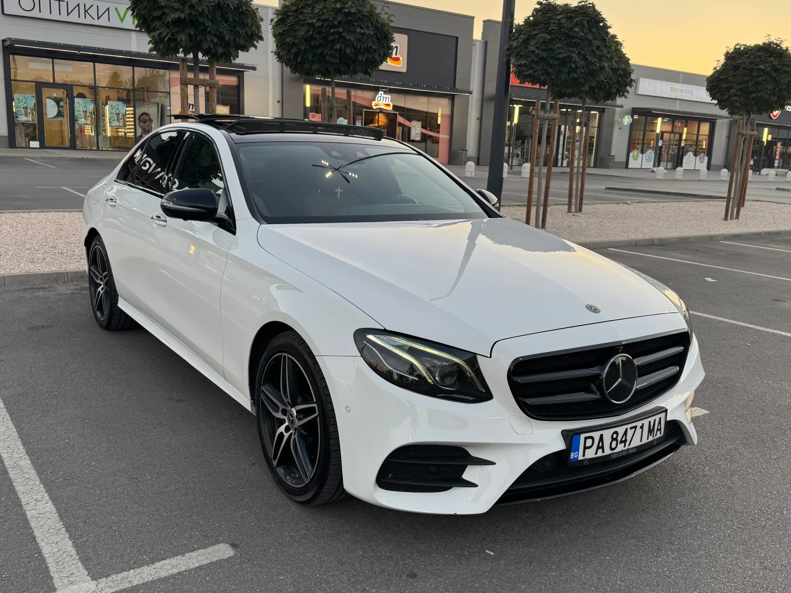 Mercedes-Benz E 220 Mercedes-Benz E220d 4MATIC AMG | 2018 | FULL EXTRA, снимка 2 - Автомобили и джипове - 55481105