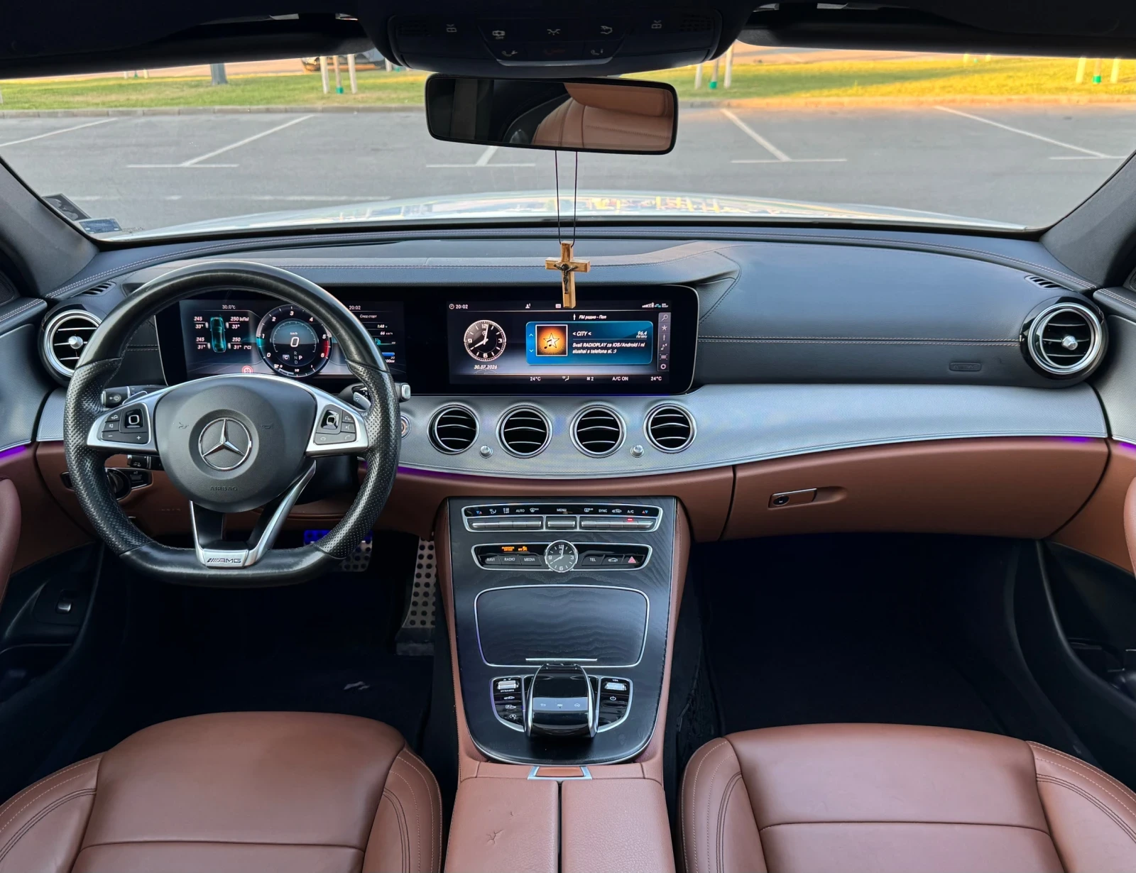Mercedes-Benz E 220 Mercedes-Benz E220d 4MATIC AMG | 2018 | FULL EXTRA, снимка 13 - Автомобили и джипове - 55481105