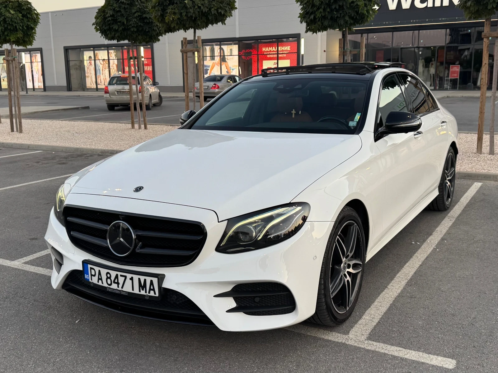Mercedes-Benz E 220 Mercedes-Benz E220d 4MATIC AMG | 2018 | FULL EXTRA, снимка 6 - Автомобили и джипове - 55481105