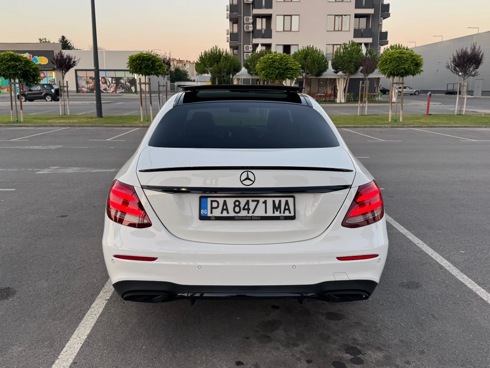 Mercedes-Benz E 220 Mercedes-Benz E220d 4MATIC AMG | 2018 | FULL EXTRA, снимка 4 - Автомобили и джипове - 55481105