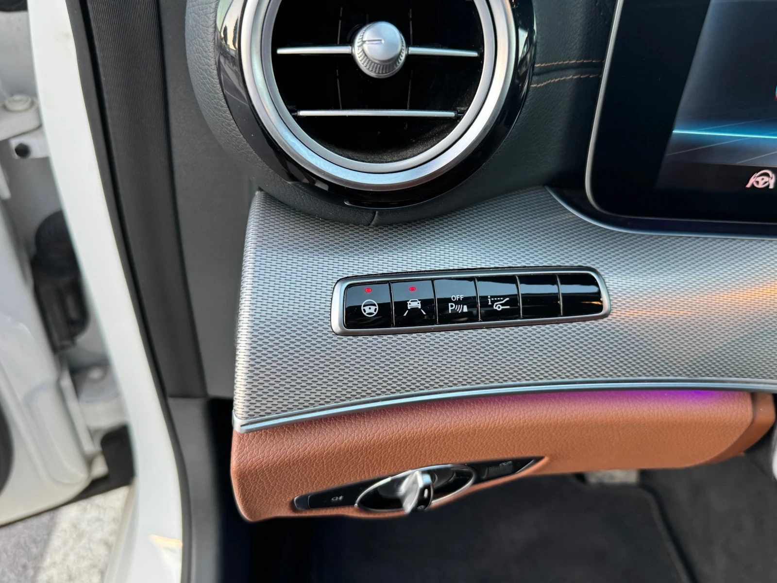 Mercedes-Benz E 220 Mercedes-Benz E220d 4MATIC AMG | 2018 | FULL EXTRA, снимка 8 - Автомобили и джипове - 55481105