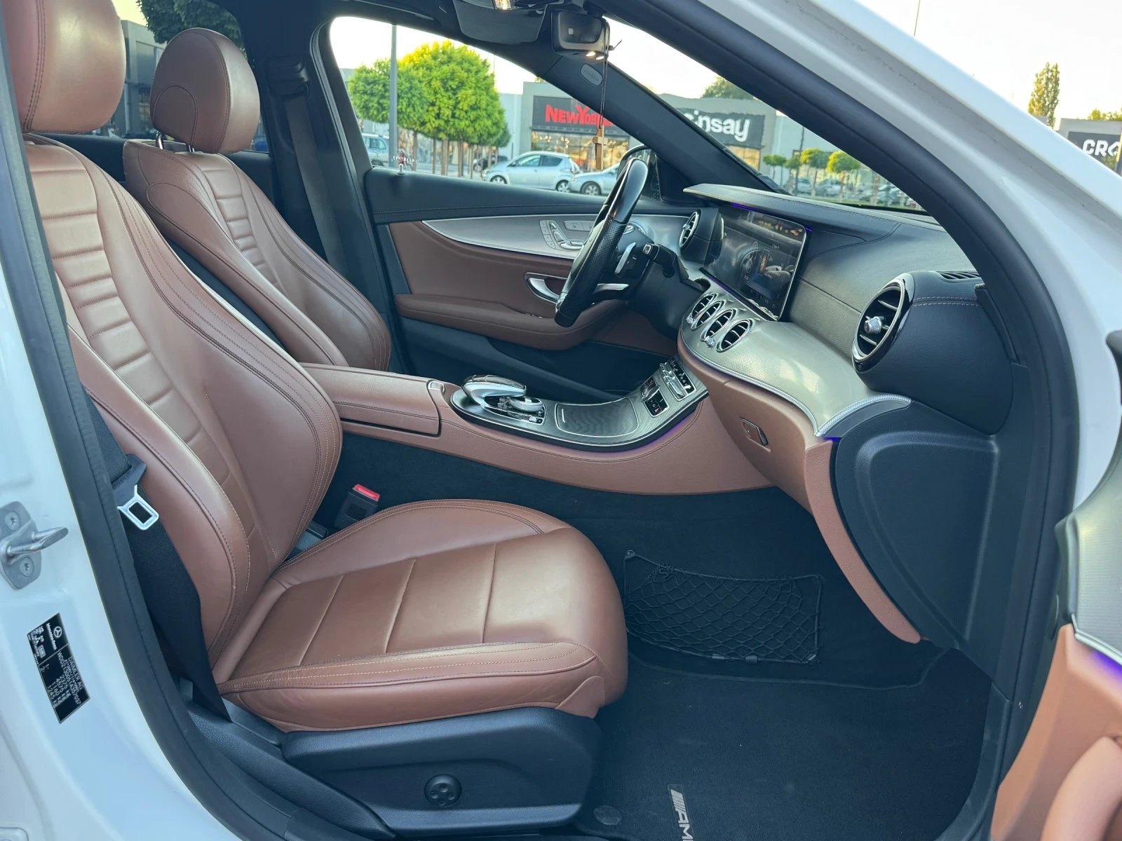 Mercedes-Benz E 220 Mercedes-Benz E220d 4MATIC AMG | 2018 | FULL EXTRA, снимка 9 - Автомобили и джипове - 55481105