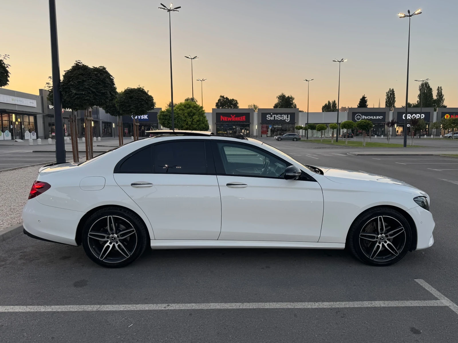 Mercedes-Benz E 220 Mercedes-Benz E220d 4MATIC AMG | 2018 | FULL EXTRA, снимка 3 - Автомобили и джипове - 55481105