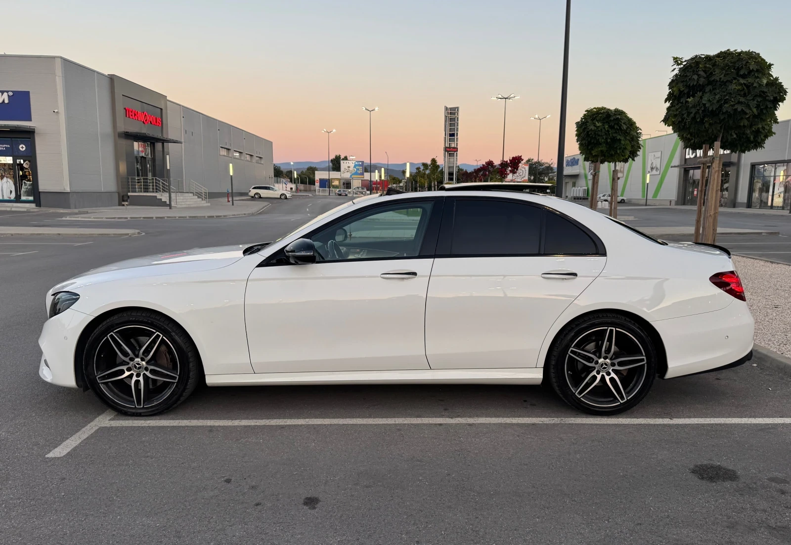 Mercedes-Benz E 220 Mercedes-Benz E220d 4MATIC AMG | 2018 | FULL EXTRA, снимка 5 - Автомобили и джипове - 55481105