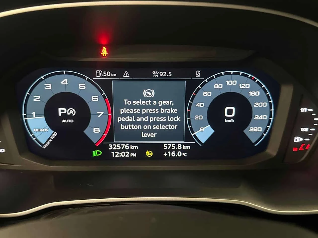 Audi Q3 Komfort/CARFAX/KEYLESS/ПОДГРЕВИ/PANO, снимка 8 - Автомобили и джипове - 53738969