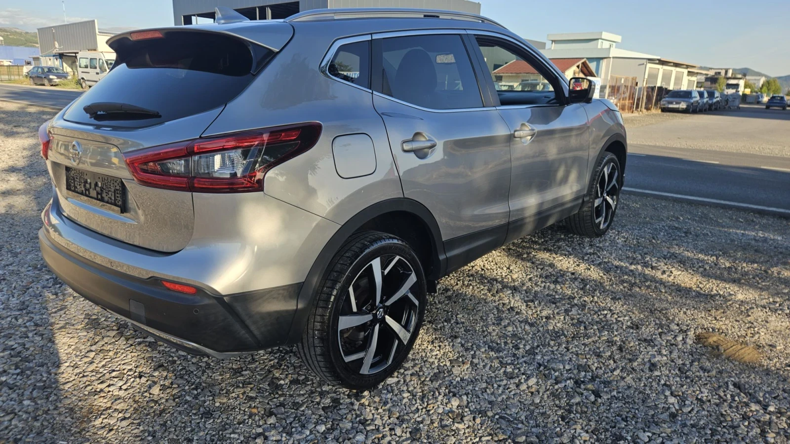 Nissan Qashqai 1.2i Tekna, снимка 5 - Автомобили и джипове - 55911962