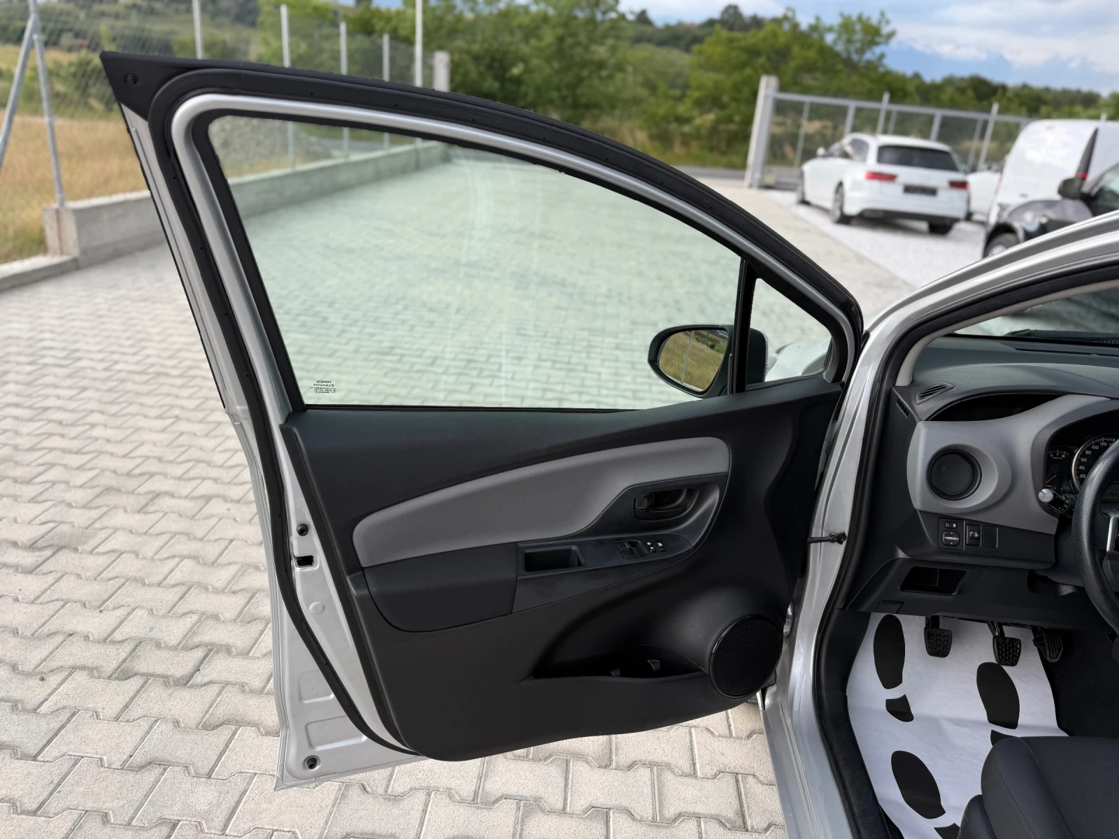 Toyota Yaris 1.3 VVTI NAVI CAMERA, снимка 9 - Автомобили и джипове - 54875646