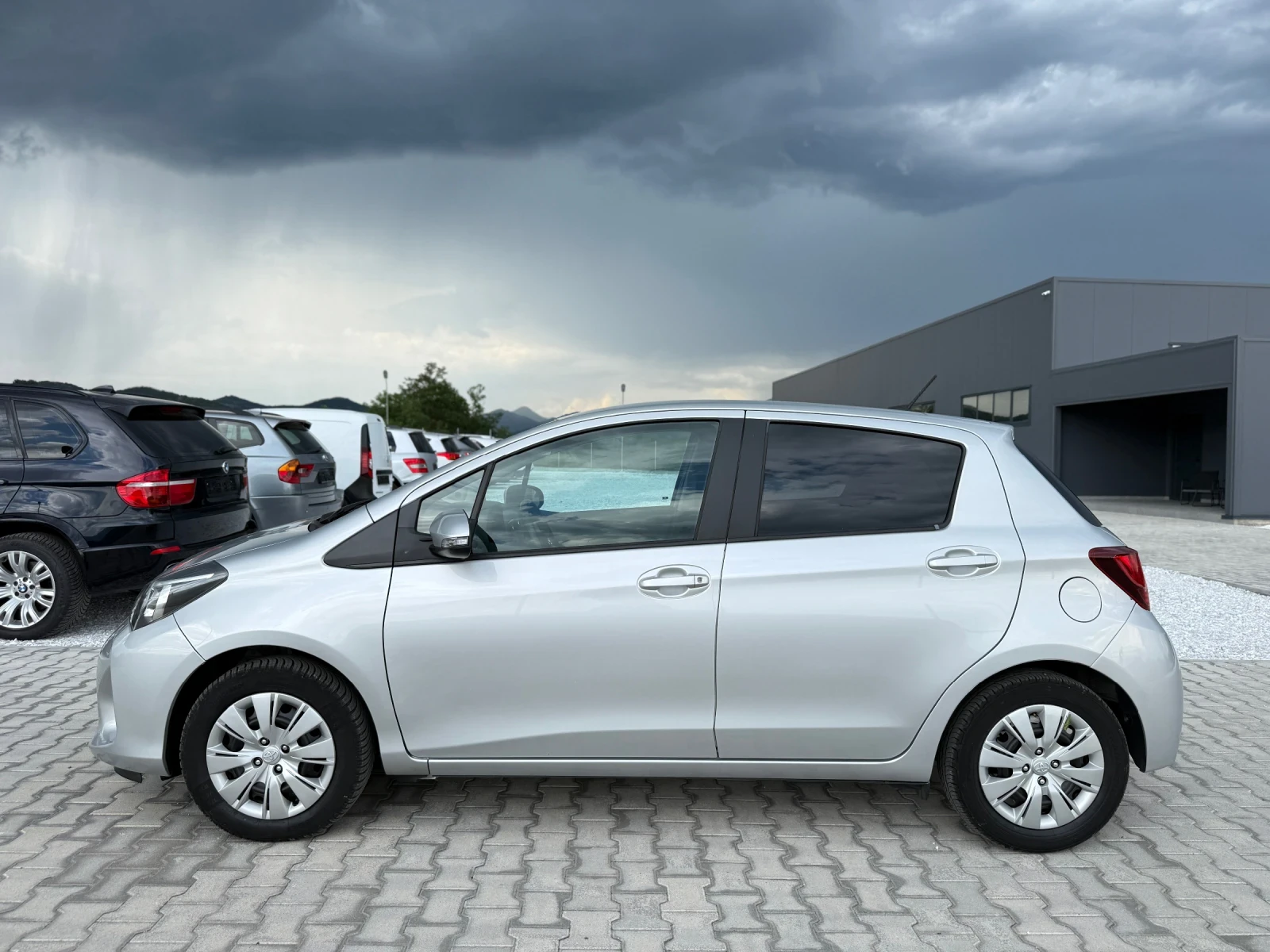 Toyota Yaris 1.3 VVTI NAVI CAMERA, снимка 3 - Автомобили и джипове - 54875646
