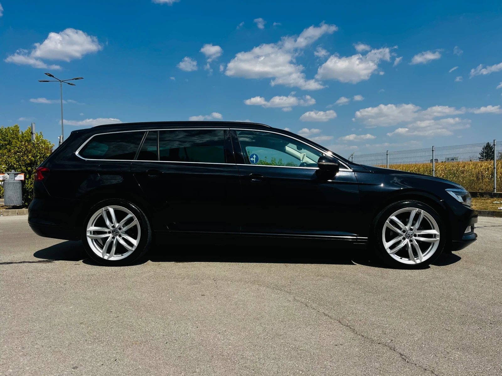 VW Passat 2, 0TDI-DSG/LED/DIGITAL/GARPLAY/КАМЕРА/ПОДГРЕВ/ТОП, снимка 6 - Автомобили и джипове - 55629920