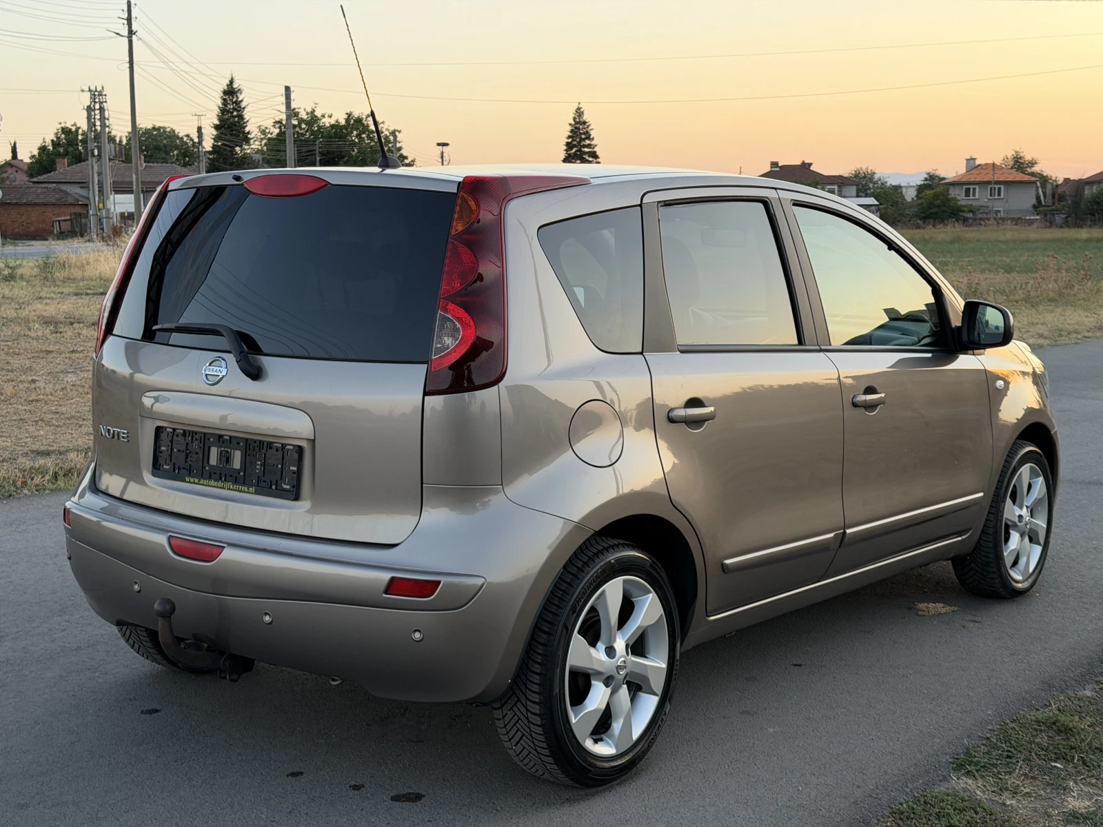 Nissan Note 1.6 Бензин, Facelift, снимка 4 - Автомобили и джипове - 56025118