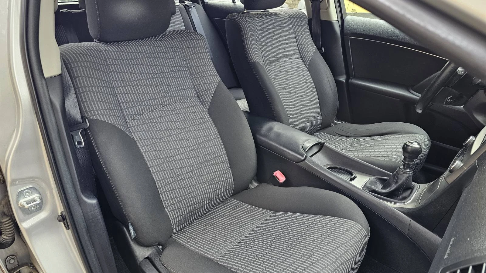 Toyota Avensis 1.8, снимка 10 - Автомобили и джипове - 56751035