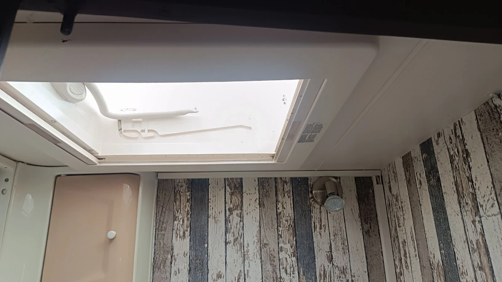 Каравана Hobby Panorama 520, снимка 9 - Каравани и кемпери - 54056089