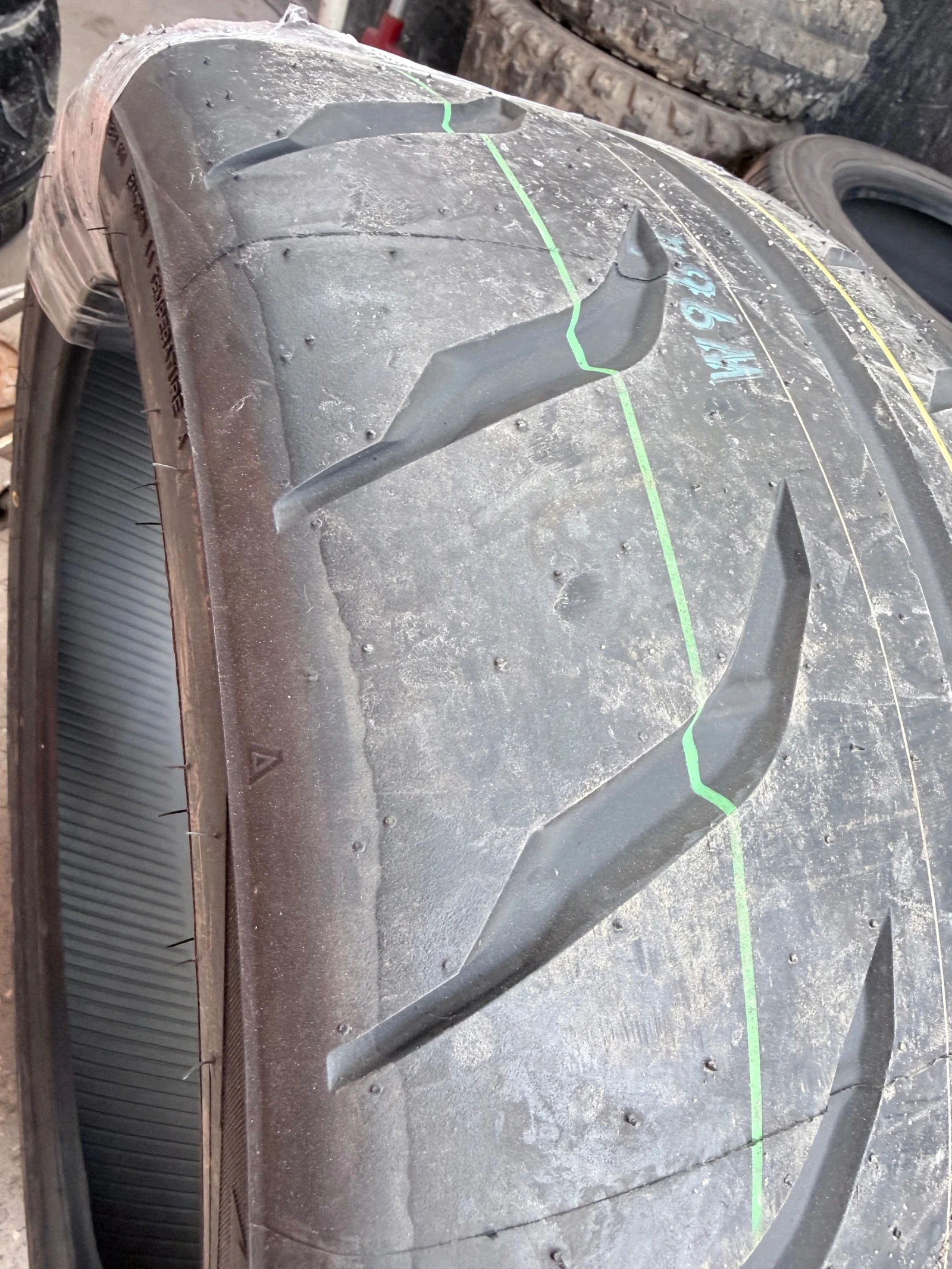 Гуми Летни 285/35R20, снимка 3 - Гуми и джанти - 53756152