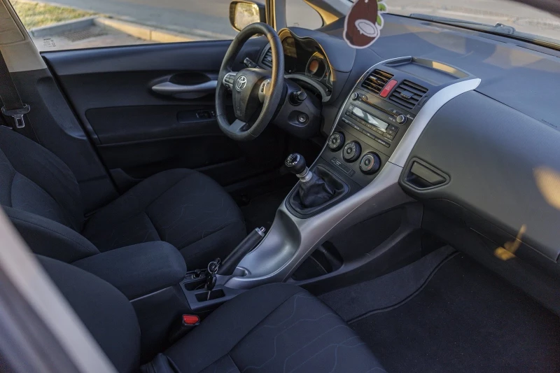 Toyota Auris 1.3 VVTI, снимка 10 - Автомобили и джипове - 52893041