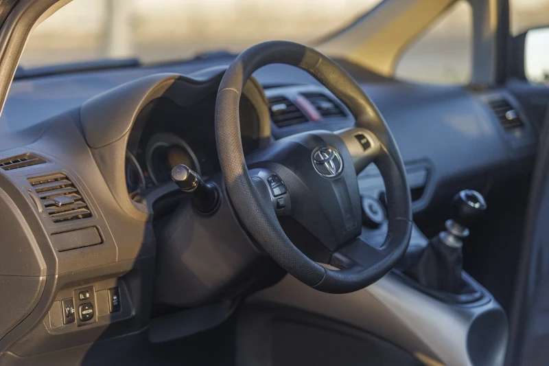 Toyota Auris 1.3 VVTI, снимка 11 - Автомобили и джипове - 52893041