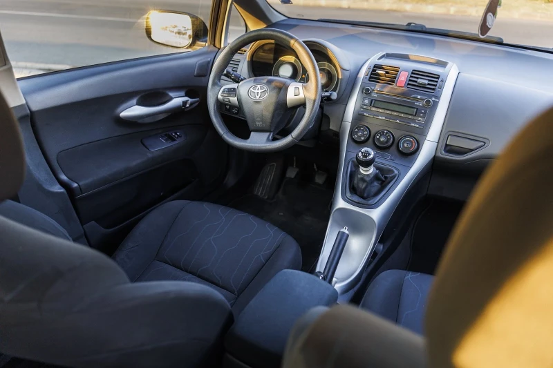 Toyota Auris 1.3 VVTI, снимка 12 - Автомобили и джипове - 52893041