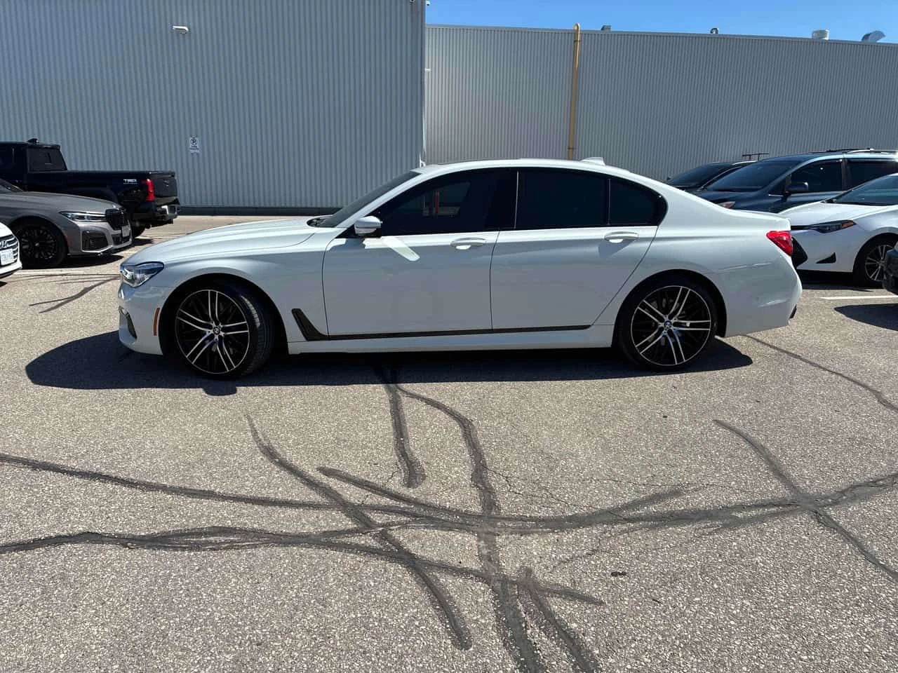 BMW 750 * xDrive * ДИСТРОНИК* 360 КАМЕРА* ПРЕДСТАВИТЕЛСТВО, снимка 3 - Автомобили и джипове - 54339595